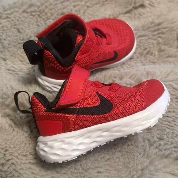 NIB Nike Revolution Red Black Shoes 2C - Picture 4 of 5
